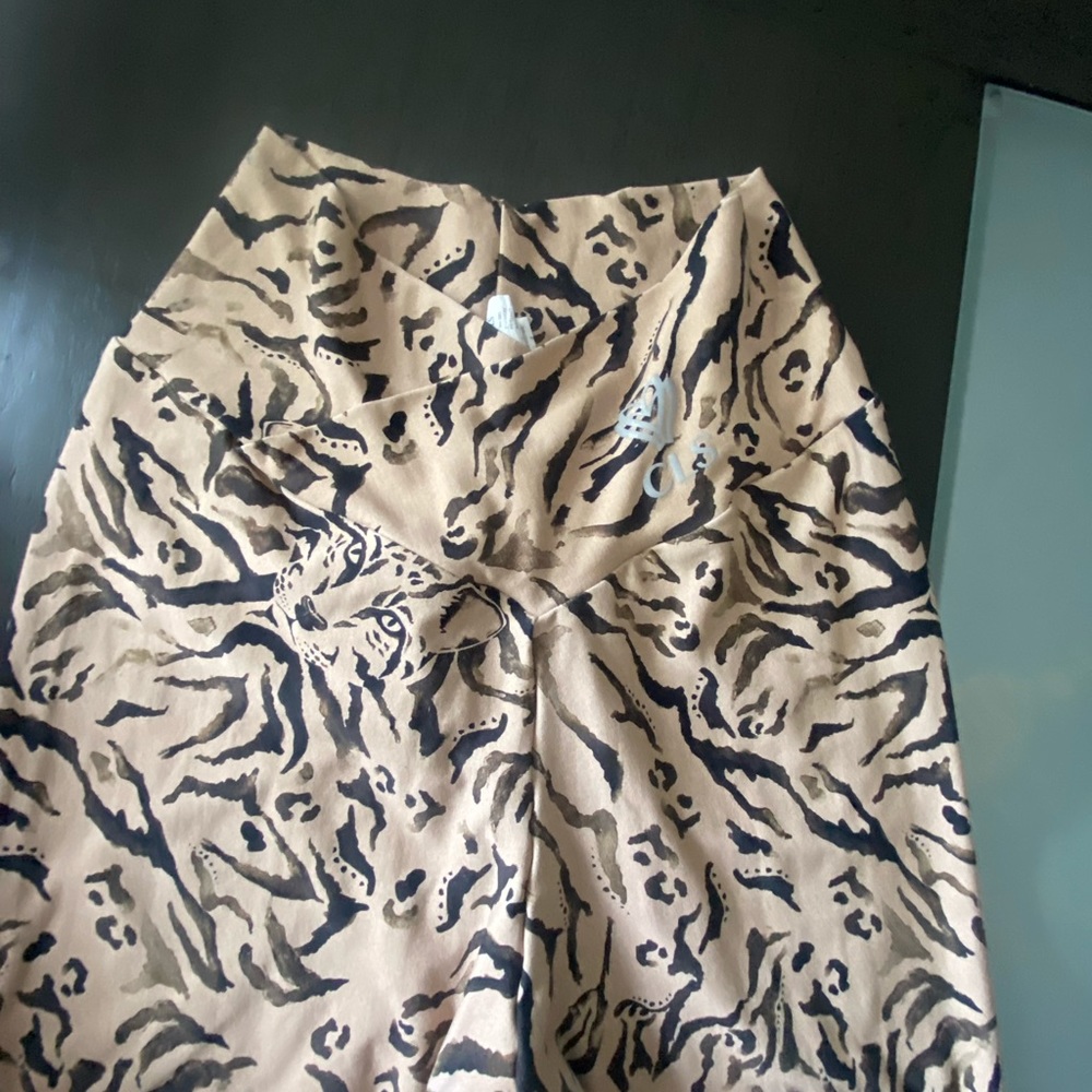 SOLD CLS Lynx shape leggings